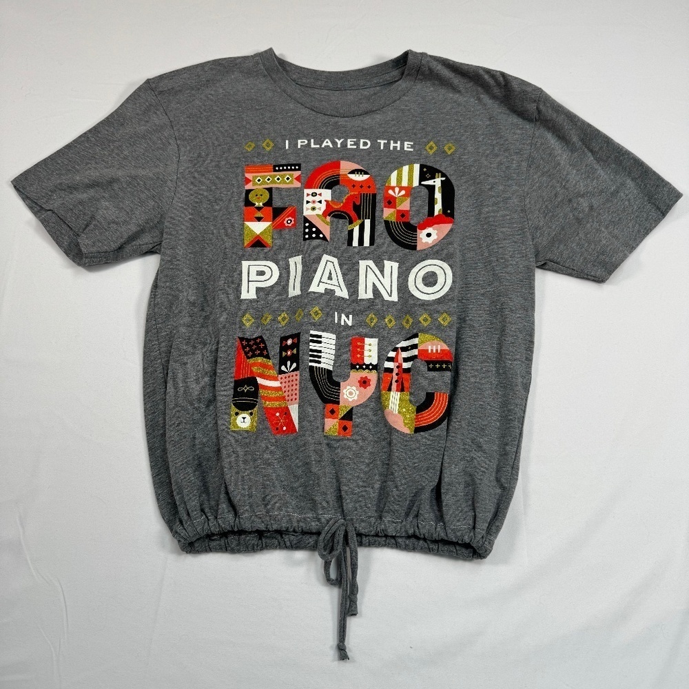Womens FAO Schwarz I Played the Piano in NYC Gray Tshirt Tie Bottom Size…